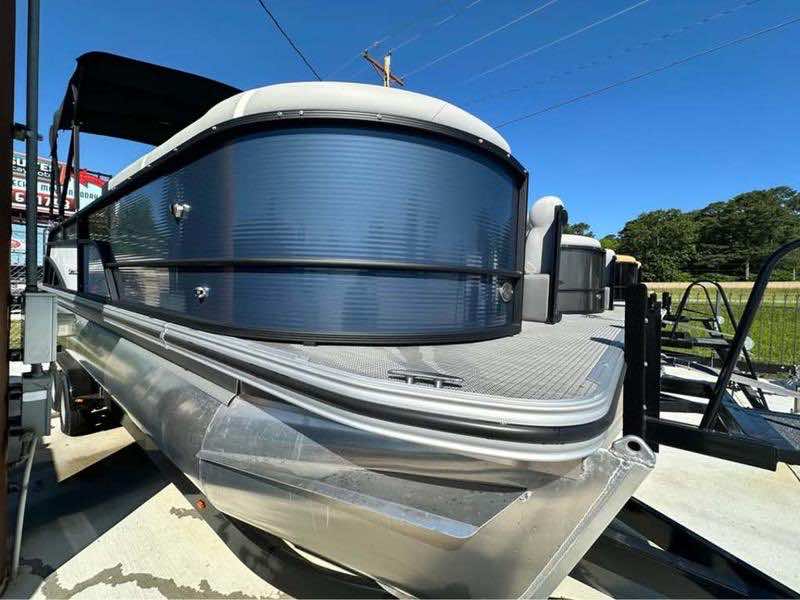 2025 Crest Classic 240 SLRC Tritoon
